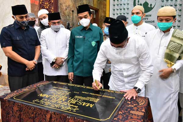TANDATANGANI PRASASTI: Gubsu, Edy Rahmayadi bersama Ustad Abdul Somad, menandatangani prasasti peresmian Masjid Muslimin Komplek J City Jalan, Medan Johor, Kota Medan, Rabu malam (12/8/2020).