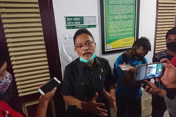 KETERANGAN: Humas PN Medan, Immanuel Tarigan, memberikan keterangan terkait Ketua PN Medan positif terpapar Covid-19, Senin (24/8). Dampaknya, PN Medan mengurangi frekuensi persidangan, hingga waktu yang belum ditentukan.