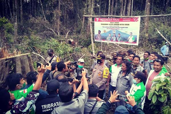 TANAM POHON: Kapolres Karo didampingi Ketua Koswari dan Walantara memberi keterangan usai menanam pohon.