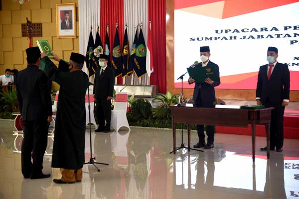 LANTIK: Wagubsu, Musa Rajekshah melantik Arsyad Lubis sebagai pejabat fungsional widyaiswara Provinsi Sumut.istimewa/sumut pos.