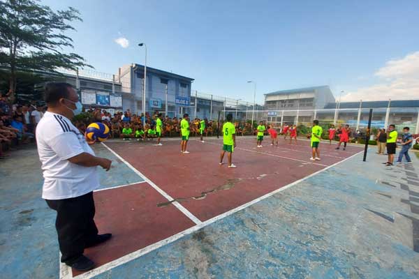 SEMARAKKAN: Kalapas Kelas IIA Binjai, Maju Amintas Siburian membuka lomba untuk menyemarakkan HUT ke-75 Kemerdekaan RI, yang diawali pertandingan bola voli. teddi/sumut pos.