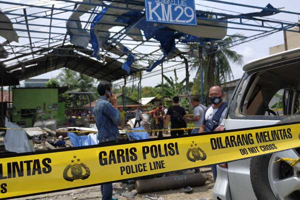 RUSAK Personel Kepolisian dari Polres Binjai dan Polda Sumut melakukan olah TKP di Bengkel Las milik Suriono usai terjadi ledakan, Kamis (27/8) pagi.