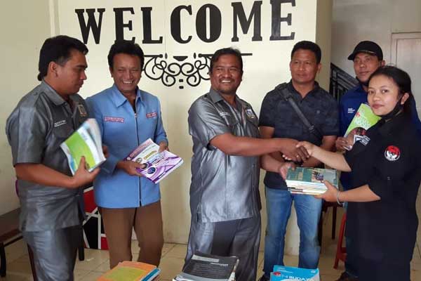 SERAHKAN: Ketua Koswari Karo, Gembira Ginting menyerahkan bantuan 3 kardus buku pada FP3K.