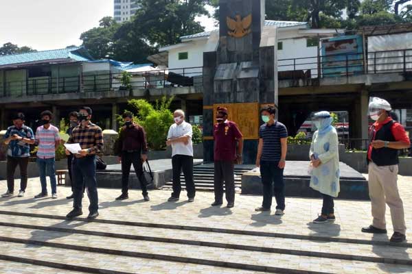 AKSI: Tim Tujuh dari KMS Peduli Medan-Sumut melakukan aksi di monumen perjuangan Lapangan Merdeka Medan, sebelum bertolak ke kantor Wali Kota Medan. menyampaikan pemberitahuan agar LM Medan dimasukkan sebagai cagar budaya, Senin (24/8).