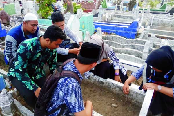 ZIARAH: Sivitas akademika UMN Al-Washliyah melaksanakan ziarah ke makam tokoh bangsa, Almarhum Arsyad Thalib Lubis di Jalan Sei Kera Medan, Sabtu (8/8).