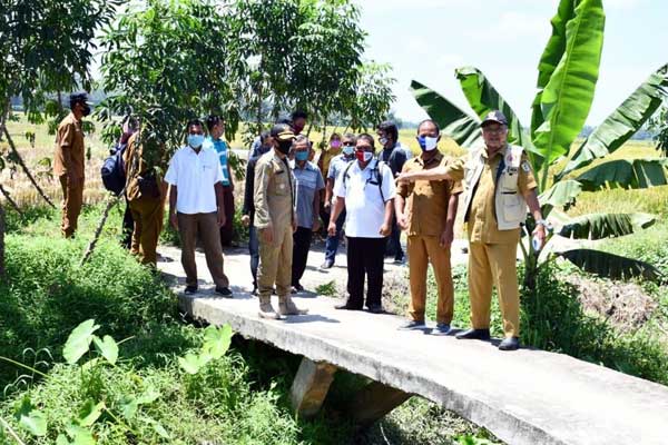 TINJAU: Bupati Sergai Ir H Soekirman bersama Camat Dolmas GJW Hasibuan dan Kades meninjau bangunan di Desa Tegal Sari, Senin (24/8).