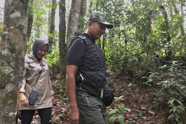 JUNGLE TREKKING: Wagub Sumut, Musa Rajekshah, bersama istri Sri Ayu Mihari Musa Rajekshah, menjajal jungle trekking Kawasan Hutan Dengan Tujuan Khusus (KHDTK) Aek Nauli, Simalungun, Sabtu (22/8).