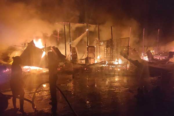 RAZIA: TERBAKAR: Petugas BPBD Kota Binjai berusaha memadamkan api yang melahap pabrik kerupuk yang terbakar, Minggu (30/8). 