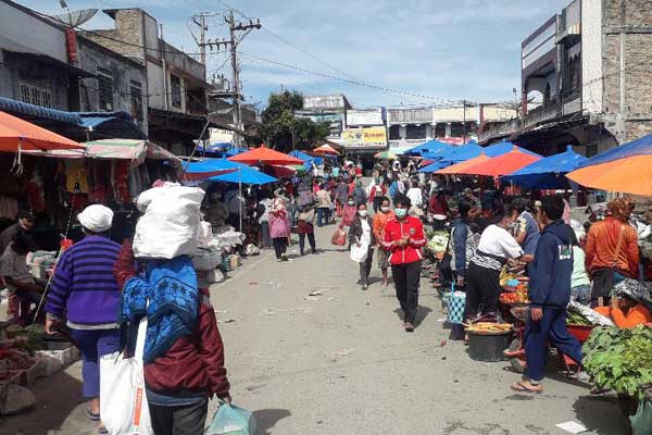 DEDDY EFFENDY SIMBOLON/SUMUT POS MERANGSEK: PKL menggunakan trotoar dan badan jalan di sepanjang Jalan Maduma 1, Kelurahaan Pasar Doloksanggul, Kecamatan Doloksanggul, sebagai lapak berjualan, yang membuat kesemrawutan di kawasan tersebut.