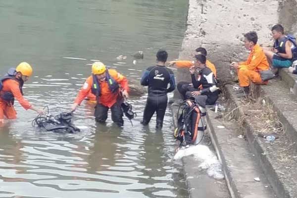 PENCARIAN: Tim SAR dan warga melakukan penyisiran untuk mencari korban yang hanyut di tempat pemandian di Desa Tongging, Kabupaten Karo, Senin (24/8). solideo/sumut pos.