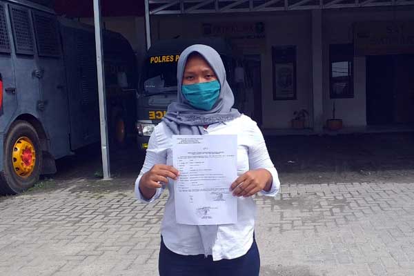LAPOR: Elida tunjukkan surat laporan di Mapolres Pelabuhan Belawan.