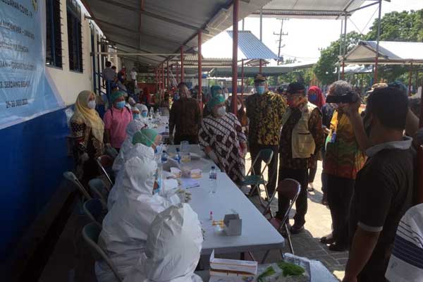 TES COVID-19: Bupati Sergai Soekirman didampingi Kadis Kesehatan meninjau pelaksanaan Tes Cepat Covid-19 di pengolahan ikan PT Aquafarm Nusantara.