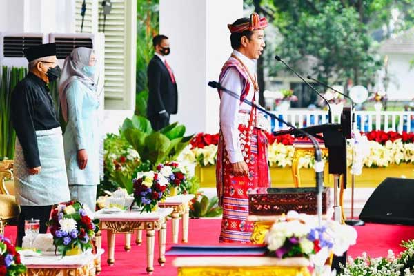 UPACARA: Presiden Joko Widodo mengenakan baju adat saat upacara peringati HUT ke-75 Kemerdekaan RI di Istana Kepresidenan, Senin (17/8).