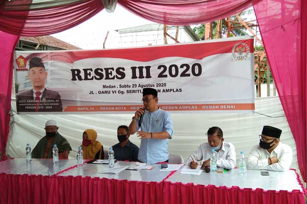RESES: Dedy Aksyari Nasution saat menggelar reses di Jalan Garu 6, Gang Seriti, Kelurahan Harjosari 1, Kecamatan Medan Amplas, Sabtu (29/8).