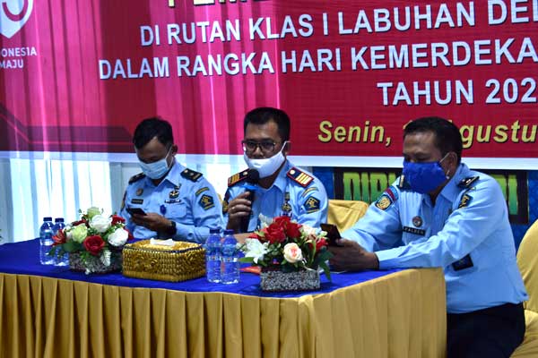 RAPAT: Kepala Rutan Labuhan Deli, Nimrot Sihotang, saat rapat Monev dan WBK di Rutan Labuhan Deli, Senin (24/8).