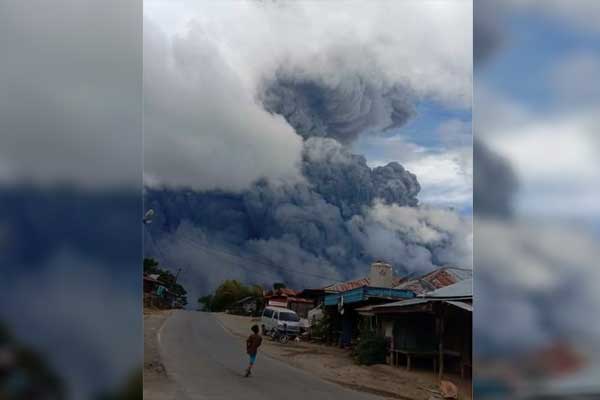 ERUPSI: Abu vulkanik dari erupsi Gunung Sinabung menghiasi langit Kabupaten Karo, Senin (10/8). Letusan Gunung Sinabung kemarin dengan tinggi kolom abu teramati sekitar 5 km.