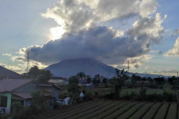 SINABUNG: Gunung Sinabung kembali erupsi pada Sabtu (8/8) dini hari, setelah lebih setahun tenang. Masyarakat sekitar diminta waspada, karena ada potensi terjadi erupsi eksplosif.