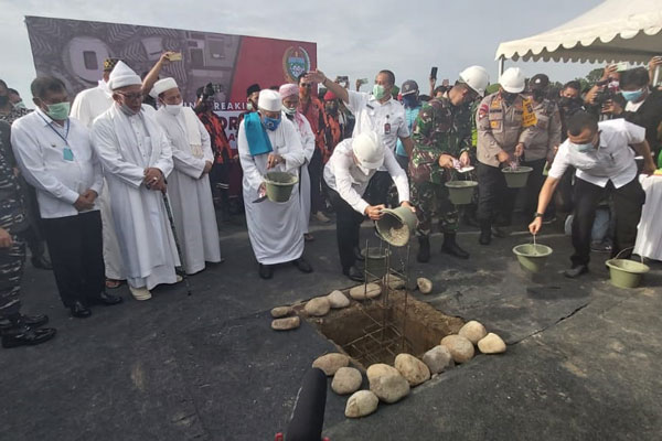 BATU PERTAMA: Gubsu Edy Rahmayadi melakukan peletakan batu pertama pembangunan Sport Center Sumut di Desa Sena, Batangkuis, Deliserdang, Jumat (14/8).