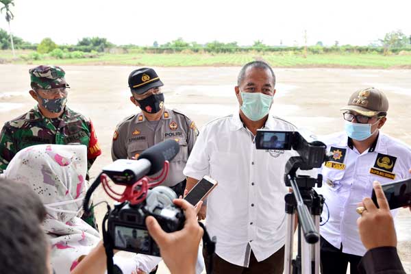 MENINJAU: Kadispora Sumut, Baharuddin Siagian, meninjau persiapan Groundbreaking Sport Center, di Jalan Arteri Kualanamu, Desa Sena, Batangkuis.