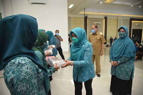 GEBRAK MASKER: Wali Kota Tebingtinggi Umar Zunaidi Hasibuan bersama Ketua TP PKK Sumut Nyonya Hj Nawal dalam kegiatan Gebrak Masker di Kota Tebingtinggi.