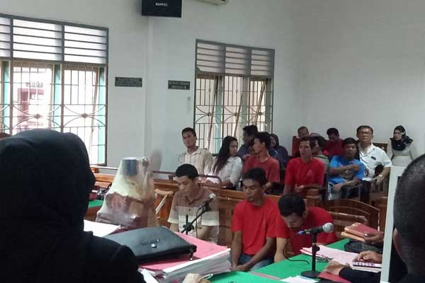 Tiga terdakwa kurir ganja 170 kg, saat menjalani sidang putusan beberapa waktu lalu di PN Medan.