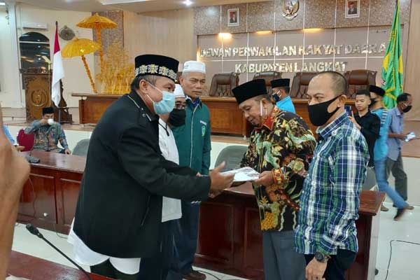 SERAHKAN: MUI dan Ormas Langkat menyerahkan petisi kepada pimpinan DPRD Langkat pada saat audiensi. ILYAS EFFENDY/ SUMUR POS.