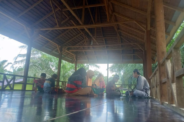 Para santri sedang belajar di Pondok Pesantren Tahfiz Quran Murni Syech Baringin Tebingtinggi.
