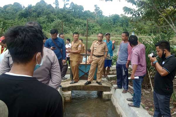 Tinjau:DPRD Deliserdang Komisi II di dampingin Kadis Lingkungan Hidup dan Camat Biru Biru Meninjau Proyek Bendungan Lau Simeme yang di duga penyebab ternak Ikan warga mati,Selasa (4/8).