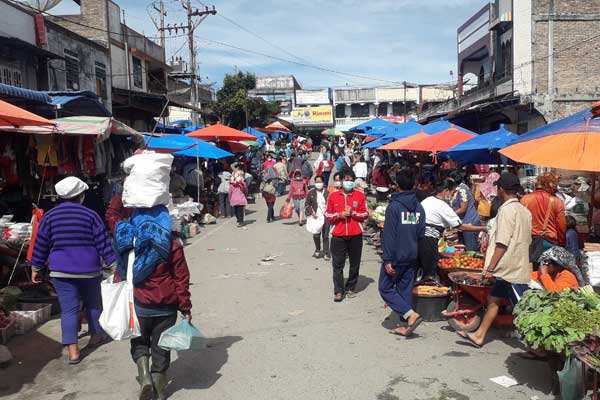 SEMRAUT: Kondisi Pasar Doloksanggul masih semraut, pasca direlokasinya pedagang kaki lima dari Jalan Maduma 1 ke Maduma 2, Kamis (30/8).