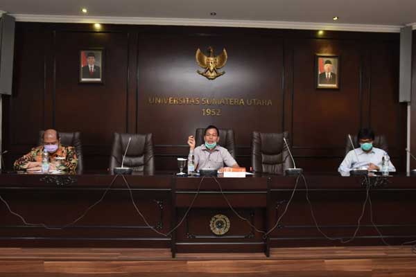 PENJELASAN: Rektor USU, Prof Runtung Sitepu, memberikan penjelasan terkait digugat di PN Jakarta.