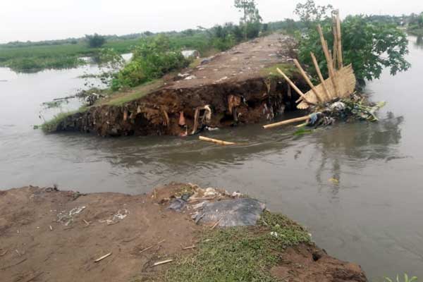 JEBOL: Kondisi Tanggul Seikera yang jebol di Dusun 6, Desa Pematangjohar, Kecamatan Labuhandeli, Kabupaten Deliserdang, pasca diterjang luapan air sungai, Rabu (12/8). FACHRIL/SUMUT POS.