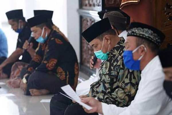 DOA DAN ZIKIR: Wali Kota Tebingtinggi Umar Zunaidi Hasibuan bersama tokoh agama dan masyarakat menggelar doa dan zikir bersama jelang MTQ ke-37 tingkat Provinsi Sumatera Utara.