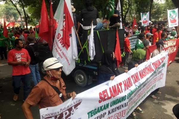 UNJUKRASA: Massa AKBAR Sumut gelar aksi menolak Omnibus Law, di depan gedung DPRD Sumut, Kamis (24/9). istimewa/sumut pos.
