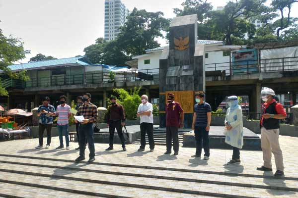 AKSI: Tim Tujuh dari KMS Peduli Medan-Sumut melakukan aksi di monumen perjuangan Lapangan Merdeka Medan.