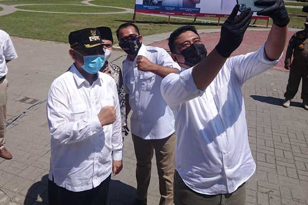 SWAFOTO: Bobby Nasution bersama Akhyar Nasution, Aulia Rachman dan Salman Alfarisi berswafoto usai acara di Lapangan Merdeka, Kamis (10/9).