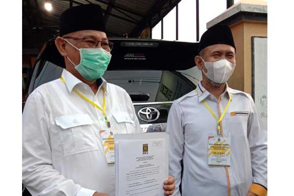 KETERANGAN: Akhyar Nasution dan Salman Alfarisi memberi keterangan kepada wartawan di kantor DPW PKS Sumut, Kamis (3/9).