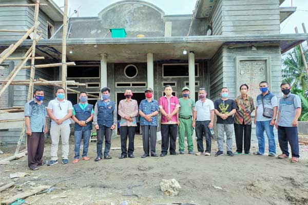 FOTO : Camat Sogaeadu Fatolosa Laoli SPdK, Kepala Desa Sihare’o Sogaeadu, Dermawan Waruwu SE, Ketua BPD Sihare’o Sogaeadu, Amakhoita Hura dan lainnya, foto bersama di depan gedung balai pelatihan desa Sihare’o Sogaeadu, pekerjaan hampir rampung direncanakan awal tahun 2021 sudah bisa difungsikan.