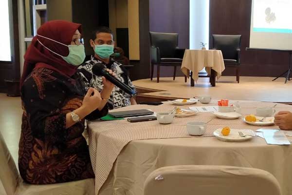 TEMU PERS: Deputi Direksi Wilayah Sumut dan Aceh BPJS Kesehatan, Mariamah (kiri) saat menggelar temu persdi Medan, Senin (7/9).