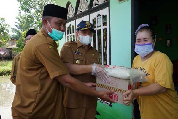 BANTUAN: Bupati Batubara, Zahir MAP memberikan bantuan kepada warga korban banjir, Senin (7/9). Mukhlis Aci/ Sumut Pos.