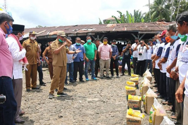 BIBIT: Bupati Tapanuli Tengah Bakhtiar Ahmad Sibarani bersama dengan Wakil Bupati, Darwin Sitompul saat menyerahkan bantuan bibit padi dan juga bantuan mie instant serta minyak goreng kepada 35 kelompk tani di Kecamatan Sibabanung, Kabupaten Tapanuli Tengah.