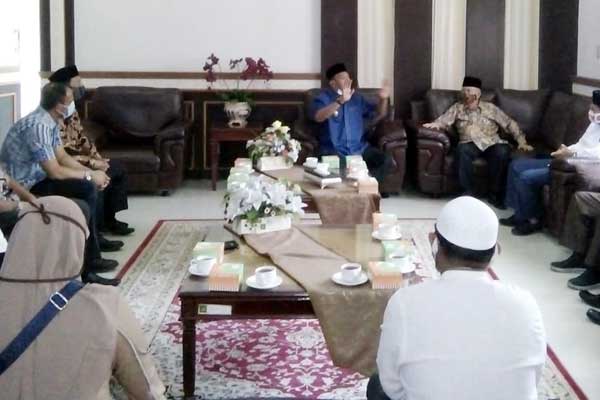 TERIMA: Ketua Basnaz Provsu H. Amansyah Nasution didampingi Plt Ketua Baznas Langkat, Panjang Harahap ketika diterima Wabup Langkat, H.Syah Afandin di rumah dinas bupati, Stabat.