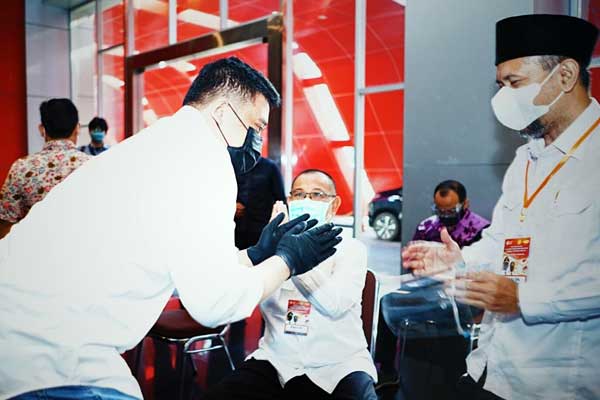 SALAM: Bakal calon Wali Kota Medan Bobby Nasution menyalami bakal calon Wakil Wali Kota Medan, Salman Alfarisi dan bakal calon Wali Kota Medan Akhyar Nasution, Selasa (8/9). Mereka bertemu saat akan mengikuti psikotest yang digelar KPU dengan menggandeng Himpunan Psikologi Indonesia (Himpsi) Wilayah Sumut.