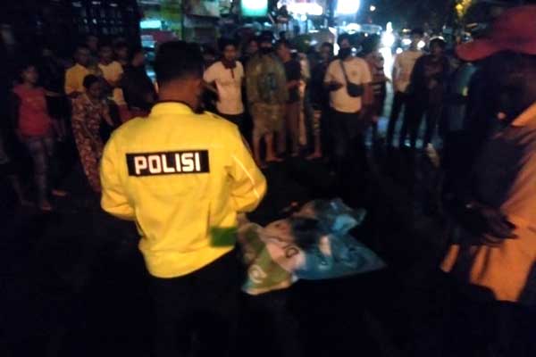 EVAKUASI: Polisi mengevakuasi jasad korban yang tewas ditabrak truk di Jalan Amal Medan Sunggal, Senin (31/8) malam.