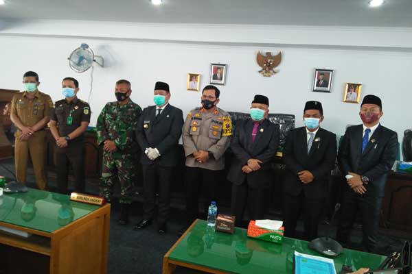 FOTO : Bupati Dairi, Dr Eddy KA Berutu, Ketua DPRD, Sabam Sibarani dan Wakil Ketua, Halvensius Tondang, Wan September Situmorang, Kapolres AKBP Leonardo Simatupang SIK serta Forkopimda berfoto bersama usai sidang Paripurna rancangan Perubahan KUA-PPAS 2020.RUDY SITANGGANG/SUMUT POS..