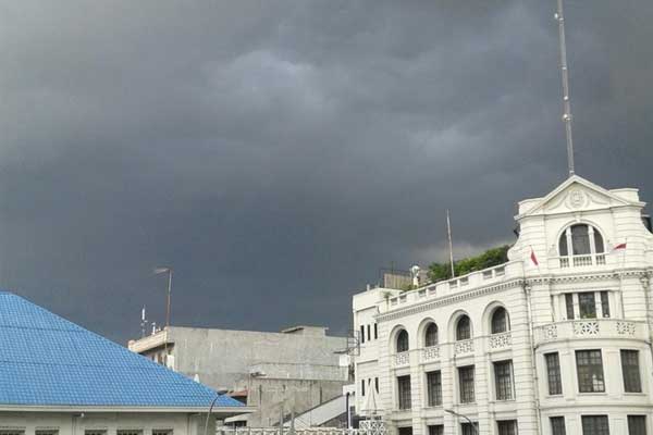 MENDUNG: Awan terlihat bandung di lihat dari salah satu ruas jalan di Kota Medan, tepatnya di Kesawan.