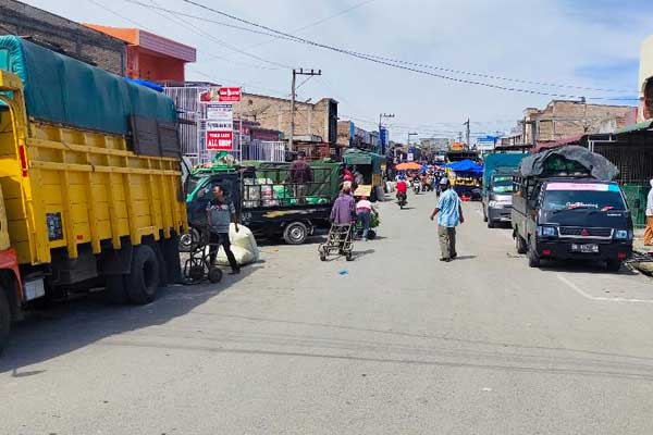 PARKIR SEMBARANGAN: Tampak sejumlah pengemudi memparkirkan kendaraan angkutan barangnya di bahu Jalan Maduma 2, Kelurahaan Pasar Doloksanggul, Kecamatan Doloksanggul, Humbahas.DEDDY EFFENDY SIMBOLON/SUMUT POS.
