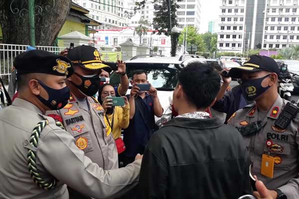 MARAH-MARAH: Seorang warga (berjaket hitam) marah-marah kepada Kapolda Sumut Irjen Pol Martuani Sormin karena terjaring razia masker di kawasan Lapangan Merdeka Medan, Senin (14/9). Warga tersebut akhirnya diamankan petugas. 