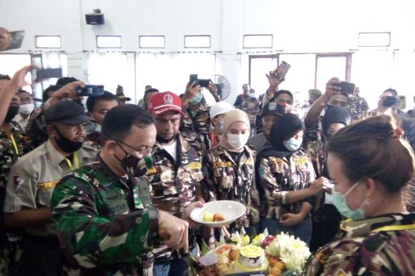 POTONG TUMPENG: Dandim 0203 Langkat didampingi Ketua FKPPI dan Wabub memotong nasi tumpeng tanda dimulainya Rakercab FKPPI Langkat. ILYAS EFFENDY/ SUMUT POS.