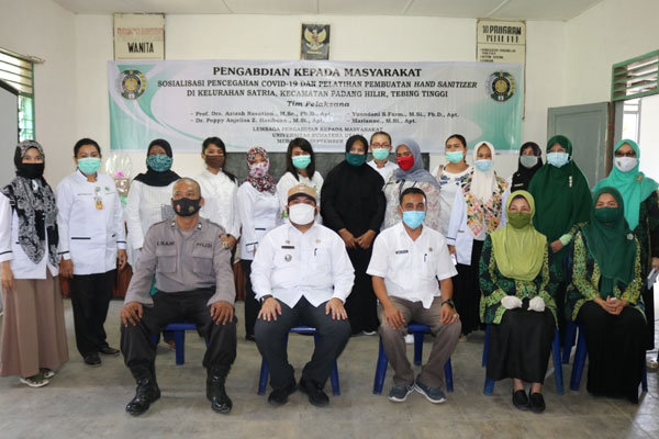 BERSAMA: Tim pengabdian masyarakat Fakultas Farmasi USU, foto bersama di sela-sela sosialisasi pencegahan Covid-19 dan pelatihan pembuatan hand sanitizer.
