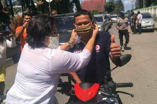 MASKER: Wakil Bupati Karo Cory S Sebayang pakaikan masker ke pengendara, Kamis (10/9).SOLIDEO/SUMUT POS.